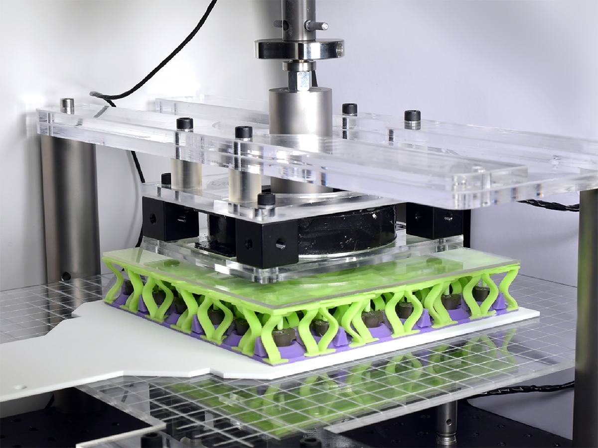 A reprogrammable metamaterial with memory