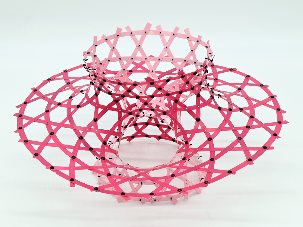 Weaving curved surfaces from flat ribbons